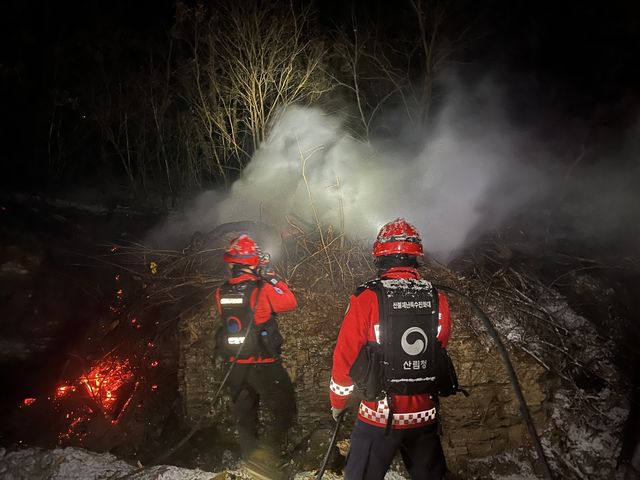 잔불 진화하는 대원들