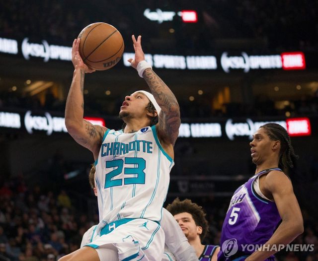 레이업 시도하는 샬럿의 트레이 맨(23번)