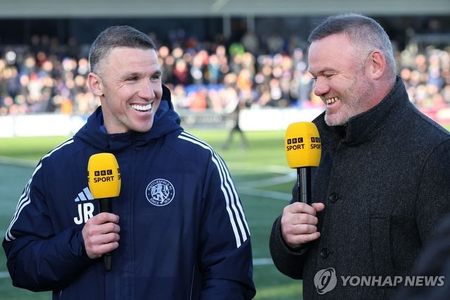 동생인 존 루니 매클스필드 감독을 BBC 해설위원으로 만난 웨인 루니(오른쪽). 
