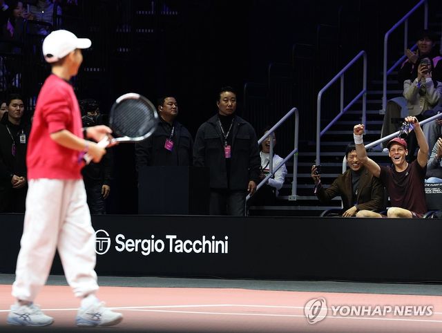 관중석에 앉은 신네르