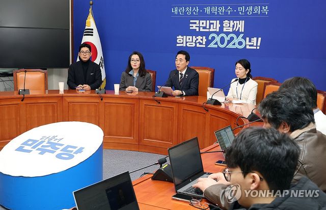 기자 간담회 하는 박수현 수석대변인