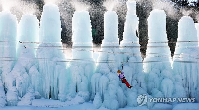 얼음 작품을 배경으로