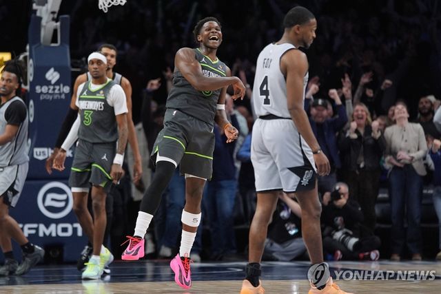 환호하는 앤서니 에드워즈