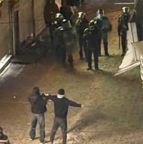 이란 경찰과 대치하는 시위대