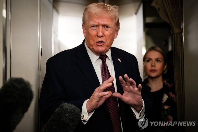 워싱턴DC로 이동하며 기자들과 이야기하는 트럼프 대통령