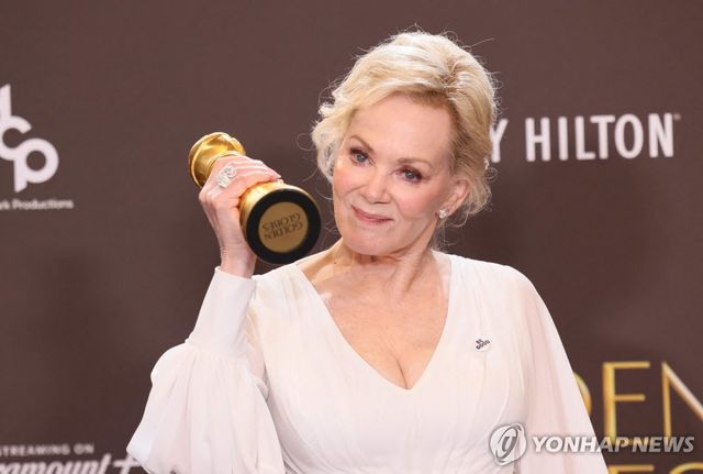 골든글로브 시상식에서 '비 굿' 배지를 단 배우 진 스마트