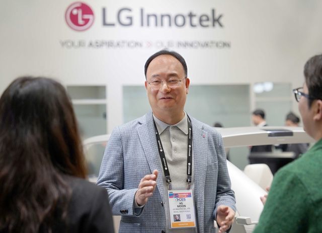 CES 2026에서 취재진 질문에 답하는 문혁수 LG이노텍 대표이사 사장