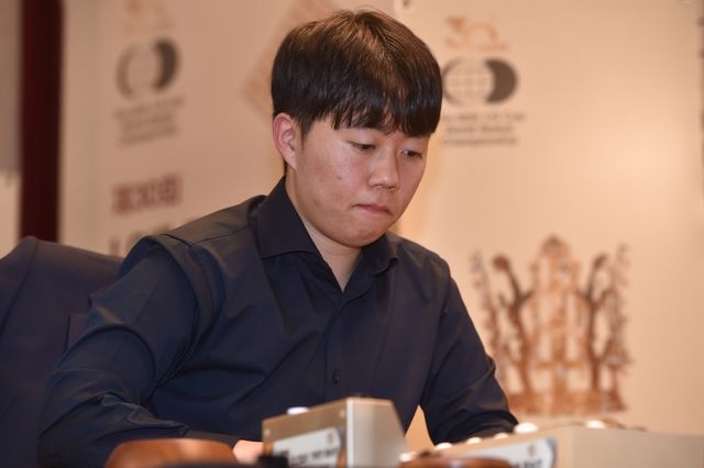 신민준 9단이 LG배 결승 1국에서 역전패했다.