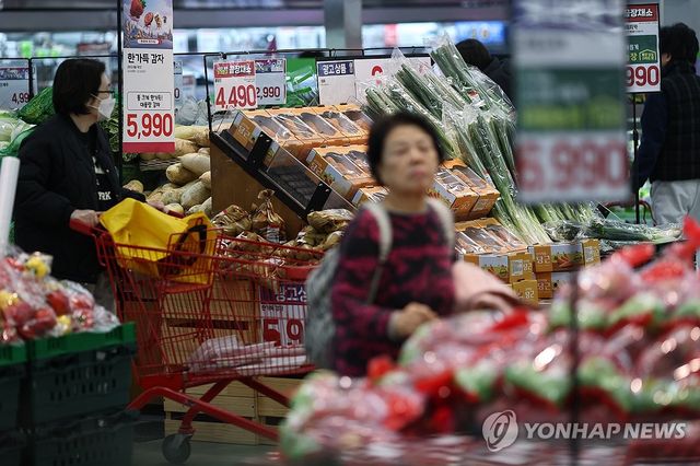 식품물가 5년새 27% 뛰어…고환율에 수입산 과일·생선·고기↑