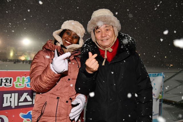 에덴 윈드워슨씨(왼쪽)과 최문순 화천군수