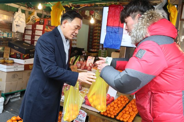 개포시장에서 장을 보는 조성명 구청장