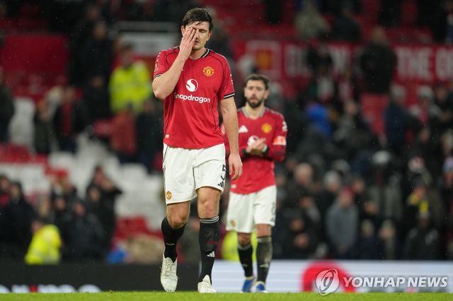 경기장 걸어 나가는 해리 매과이어