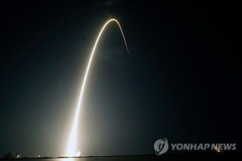 스페이스X의 스타링크 위성 탑재한 로켓 발사