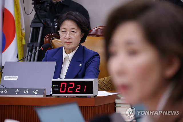나경원 의원 질의 지켜보는 추미애 법사위원장