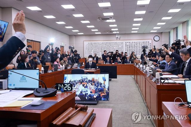 안건 상정 찬성에 거수투표하는 여당 법사위원들