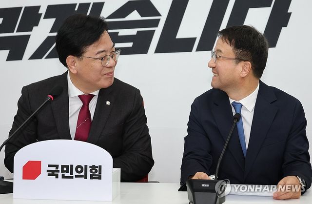 웃음 짓는 한병도-송언석