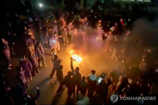 9일 이란 테헤란에서 열린 시위 모습. 온라인상에 오른 영상을 캡처한 것.