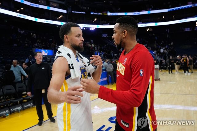 경기 후 골든스테이트의 스테픈 커리(왼쪽)와 인사하는 애틀랜타의 C.J. 매컬럼