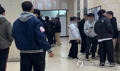 목동 소재 종합학원 건물에서 얘기 나누는 학생들