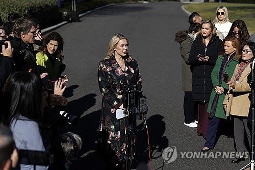 기자들 질문에 답하는 캐롤라인 레빗 백악관 대변인