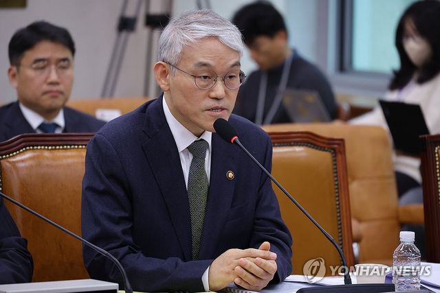 질의에 답하는 천대엽 법원행정처장