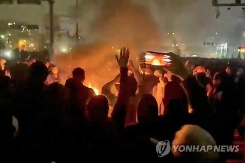 테헤란 시위 모습 추정 영상 캡처