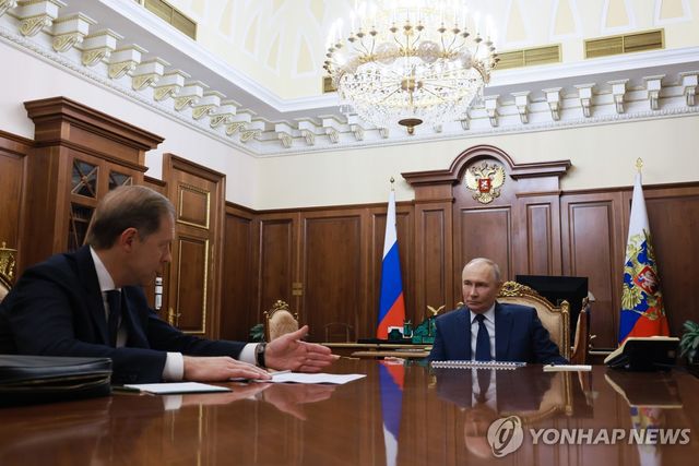 블라디미르 푸틴 러시아 대통령과 데니스 만투로프 제1부총리