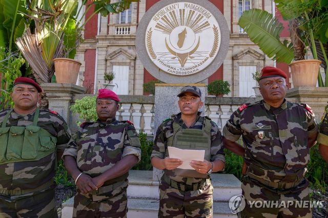 정권 장악 선언하는 마다가스카르 캡사트 부대의 마이클 랜드리아니리나 대령