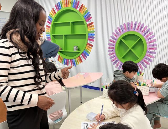 에덴 윈드워슨씨가 지역 어린이에게 영어특강을 해주는 모습