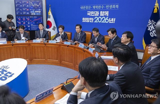 완전체 된 민주당 최고위원회의에서 발언하는 정청래 대표