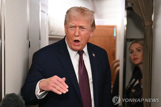 워싱턴DC로 이동하며 기자들과 이야기하는 트럼프 대통령