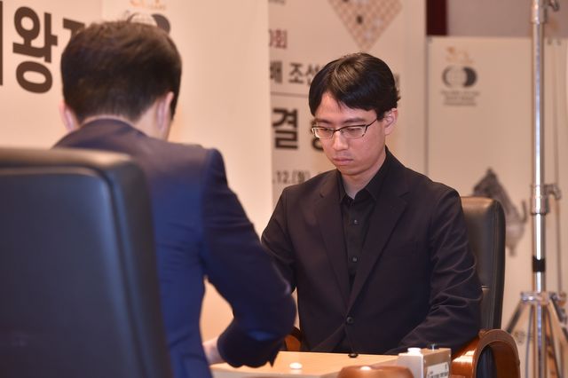 이치리키 료 9단이 LG배 결승 1국에서 승리했다.