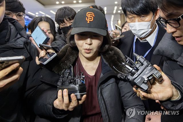 입국하는 김경 서울시의원