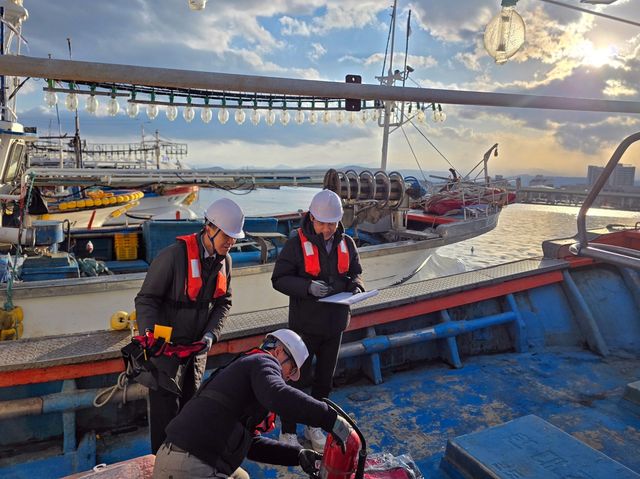 겨울철 어선 안전 점검 나선 김진태 지사