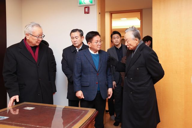 12일 김대중 가옥 내부를 살피는 박강수 구청장과 권노갑 김대중재단 이사장
