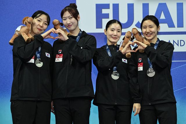 단체전 은메달 목에 건 박진주(왼쪽부터), 임태희, 송세라, 이혜인