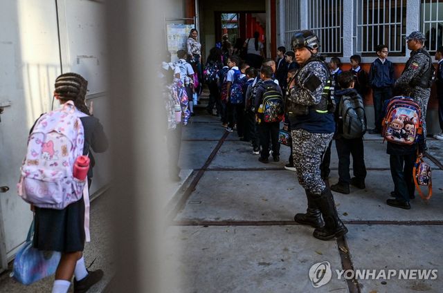 12일(현지시간) 등교하는 베네수엘라 학생들