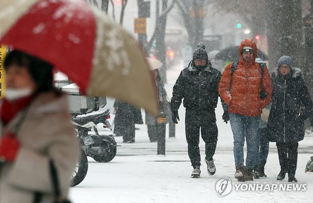 눈 쌓이는 서울