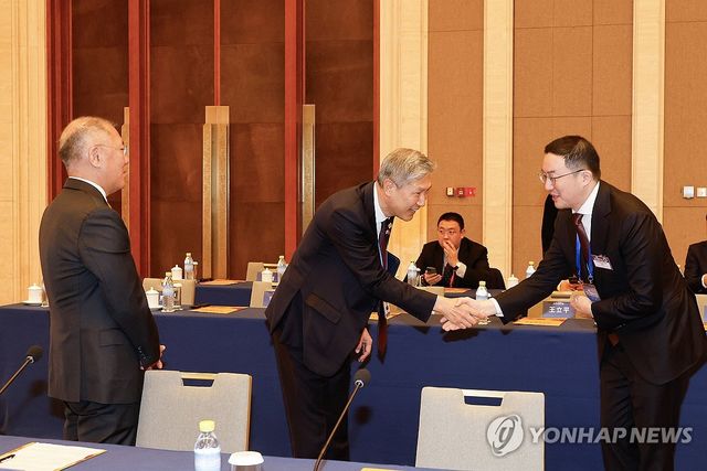 한·중 비즈니스 포럼, 인사하는 노재헌 대사와 구광모 회장