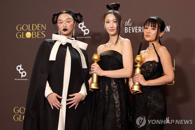 11일 골든글로브 주제가상 받은 이재(가운데)와 오드리 누나(왼쪽), 레이 아미