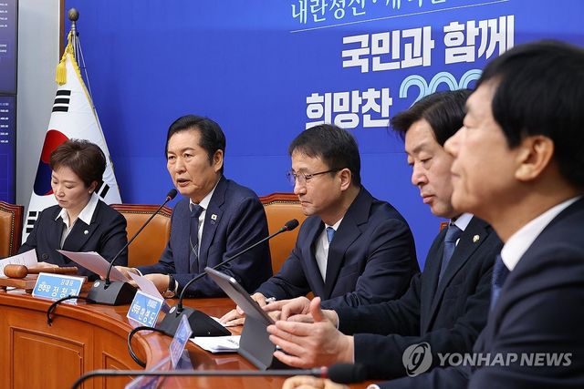 최고위원회의에서 발언하는 정청래 대표