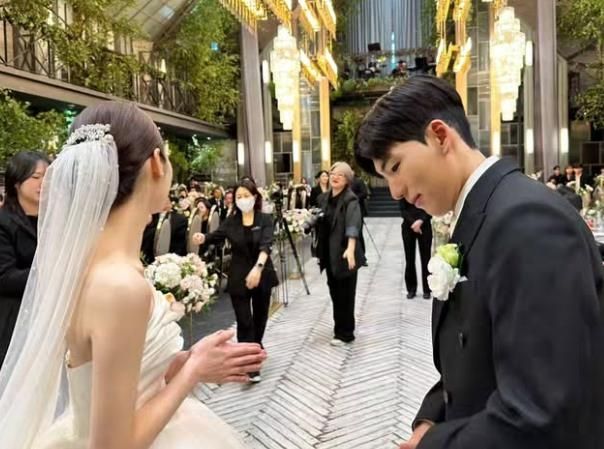 2024년 결혼한 스피드 스케이팅 국가대표 정재원(오른쪽)