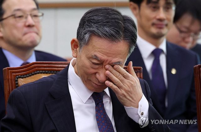 눈 비비는 정성호 장관