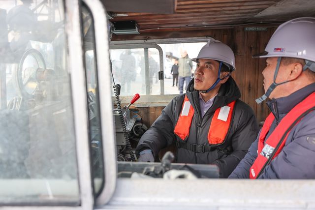 겨울철 어선 안전 점검 나선 김진태 지사