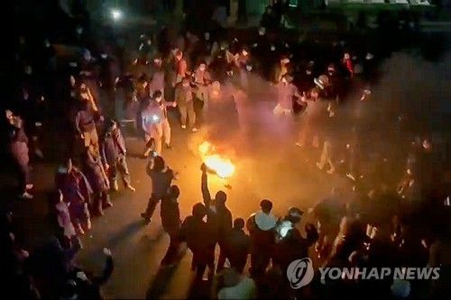 9일 이란 테헤란에서 열린 시위 모습. 온라인상에 오른 영상을 캡처한 것.[AP=연합뉴스 자료사진]