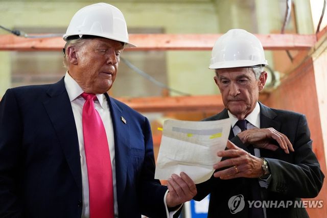 연준 청사 방문한 트럼프 대통령과 제롬 파월 연준 의장