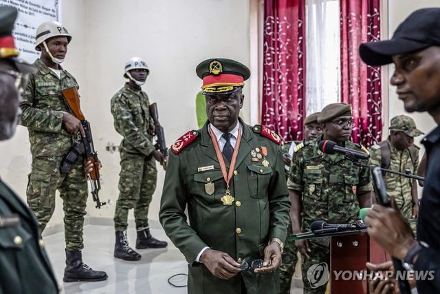 호르타 엔타(가운데) 기니비사우 신임 군정 수반과 지도부