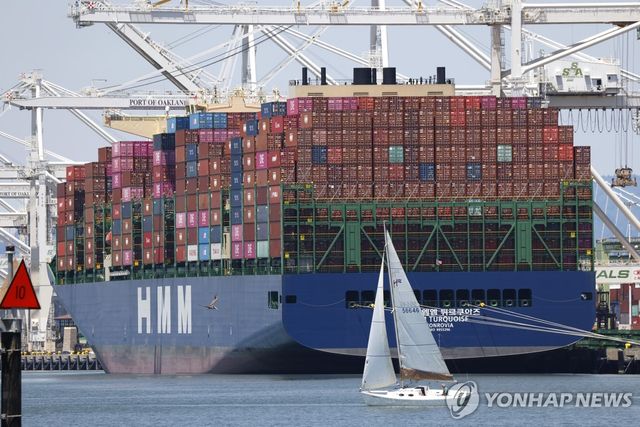 미국 캘리포니아 오클랜드항에 입항하는 선박. [EPA=연합뉴스]