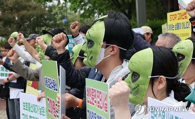 대형 보육원 시설 해체를 주장하는 고아권익연대 회원들