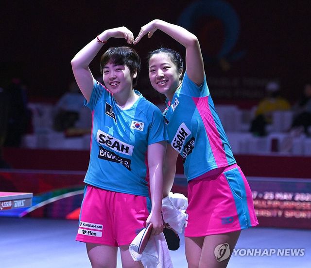 신유빈, 유한나 승리 환호